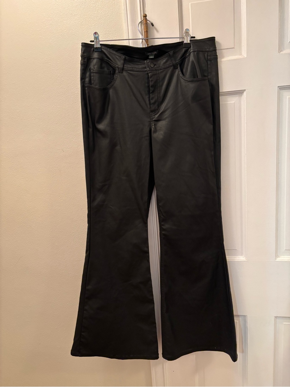 Wild Fable Black Faux Leather Women’s Flared Jeans
Size Large